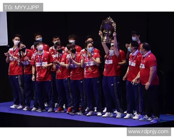 重庆羽毛球队与武汉羽毛球队赛后复盘团队协作的成功与不足分析